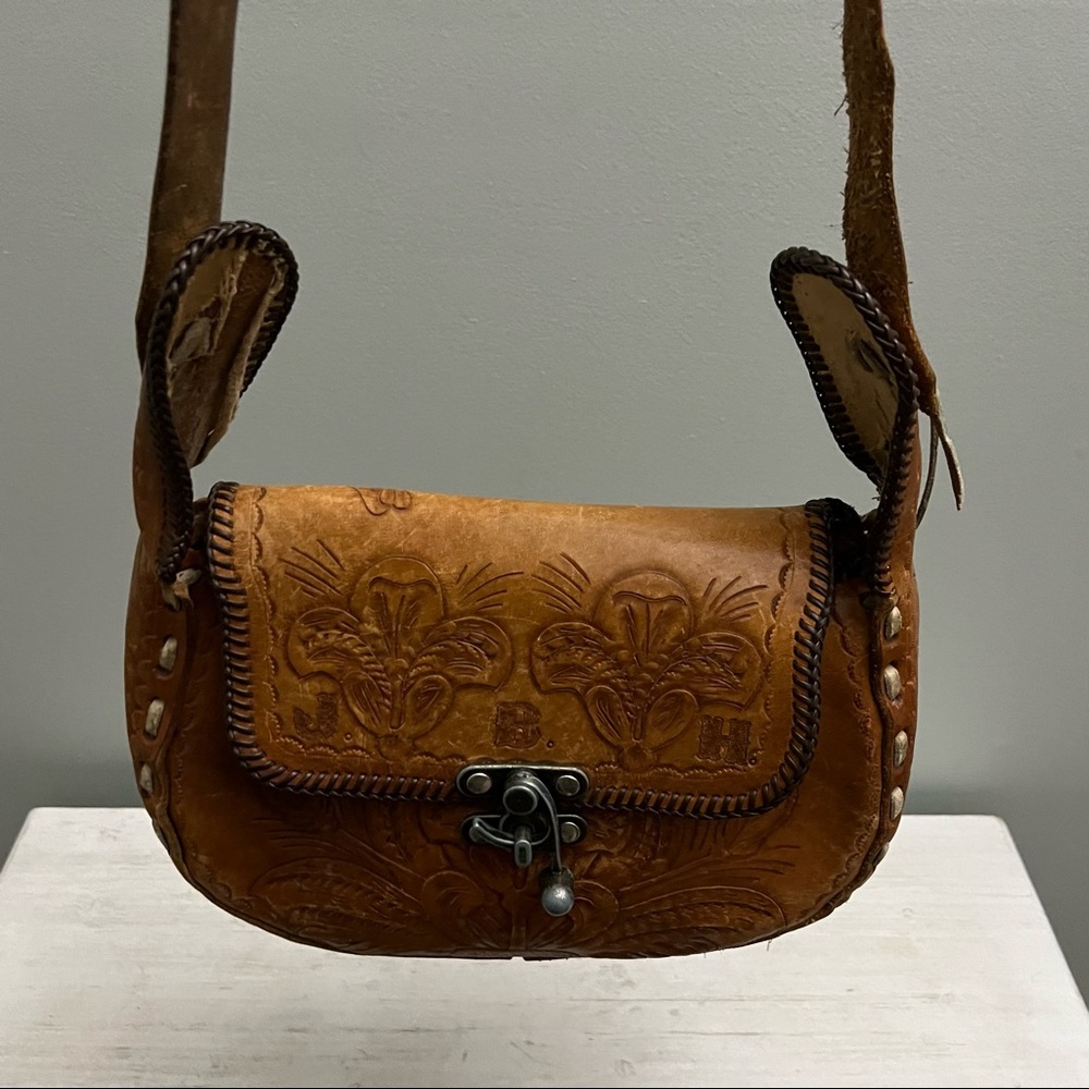 Vintage 70s 80s Hand Tooled Buckstitched Leather Shoulder Saddle Bag - Picture 10 of 16